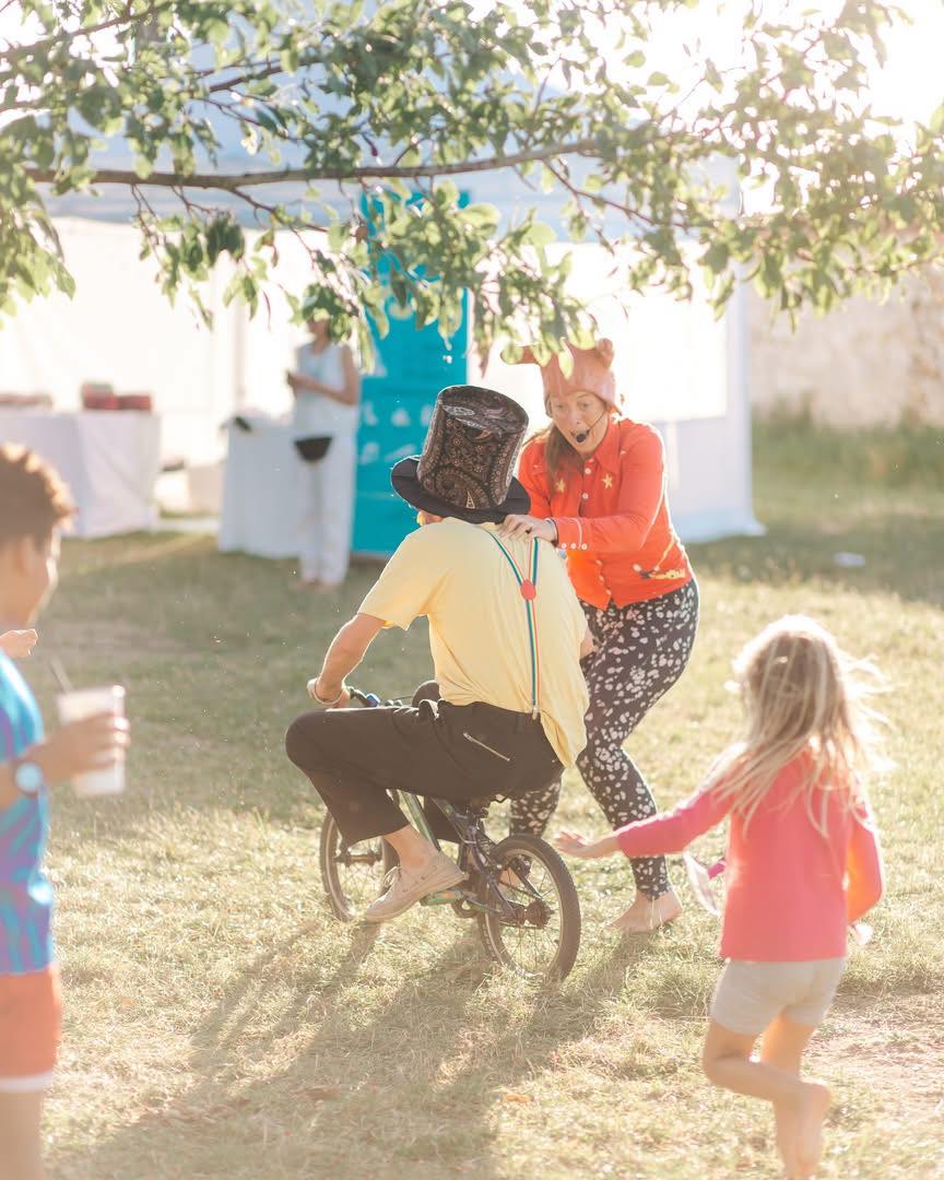 The girl and the tree: about a very special friendship